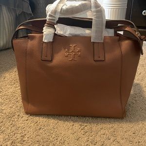 New with tags Tory Burch Thea Slouchy Satchel Classic Tan/905